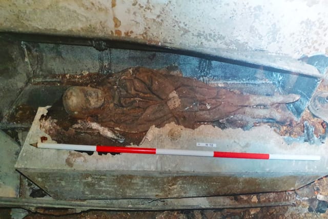Hallazgo de una momia en la tumba de la familia Hendrich en Skalná | Foto: Andrea Strohmaierová, Český rozhlas